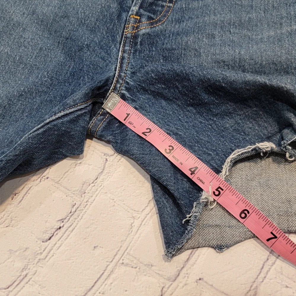 Levi's Premium Quality 501 Slouchy Bermuda Jean Cut Off High Rise Shorts 28 - Picture 13 of 13